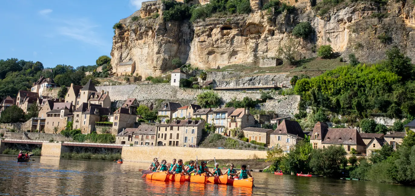 Canoistes en ete sur eau tranquille montignac