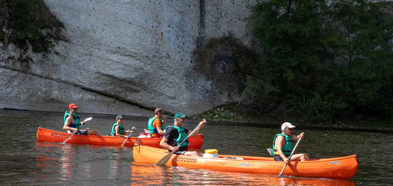 Canoistes sur la dordogne au printemps sarlat