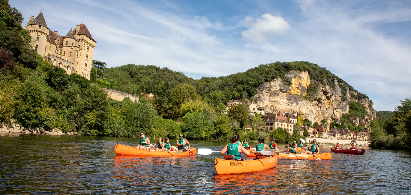 Canoistes traversant paysage verdoyant sarlat