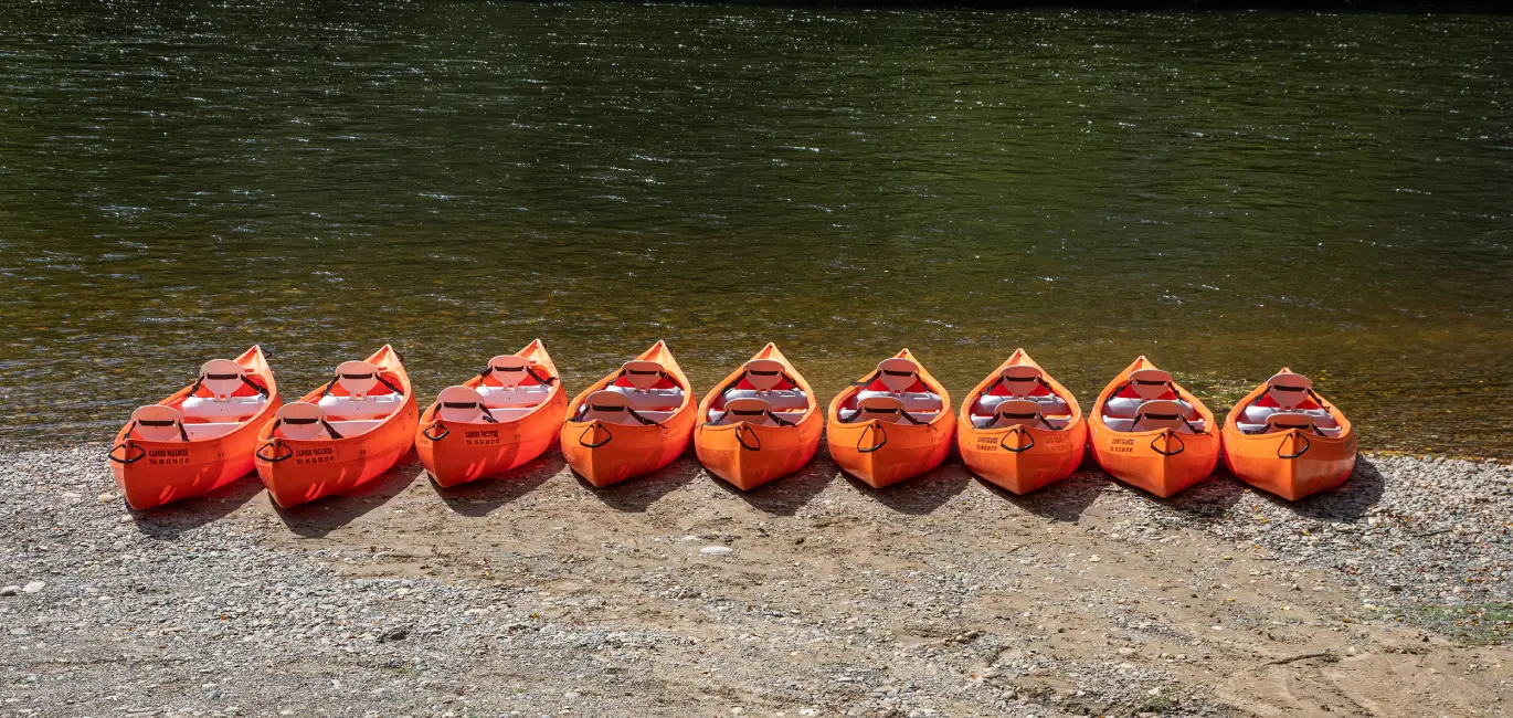 Touristes en canoe journee soleil sarlat
