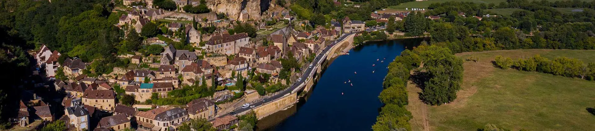 Faire du canoë à Beynac sur la Dordogne avec vue sur le château médiéval