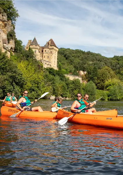 Découverte de la Dordogne en canoë – panorama de la rivière entourée de falaises et villages pittoresques, idéale pour une sortie familiale ou entre amis